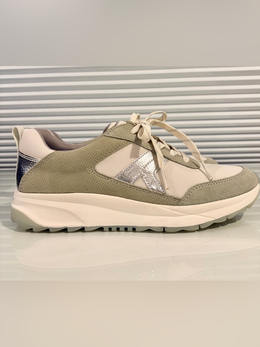 Naturalizer Women’s Shay Jogger wedge Lace-up Sneaker - White/Pistachio Green US